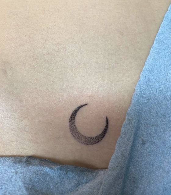 Dot Moon tattoo by Deadpigeon (black & grey)
