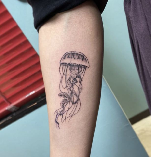 Jelly Fish tattoo by Deadpigeon (black & grey)